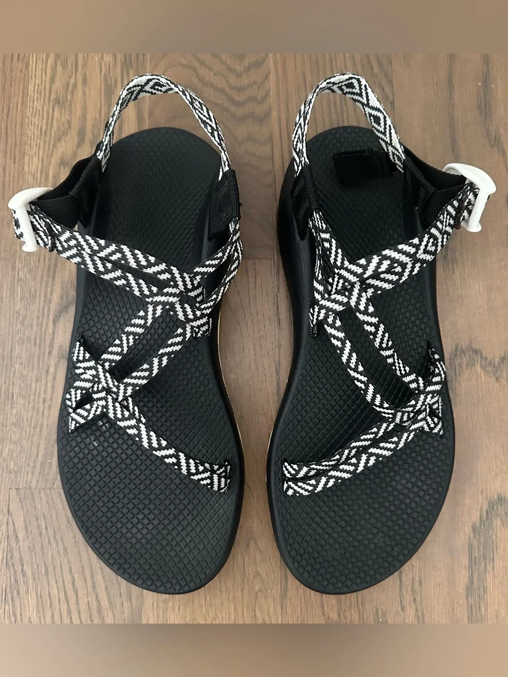 Chaco Women's ZX/1 Cloud Dual Adjustable Straps Cushioned Sandal Black, White 10